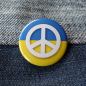 Preview: Ansteckbutton Ukraine Peacezeichen auf Jeans